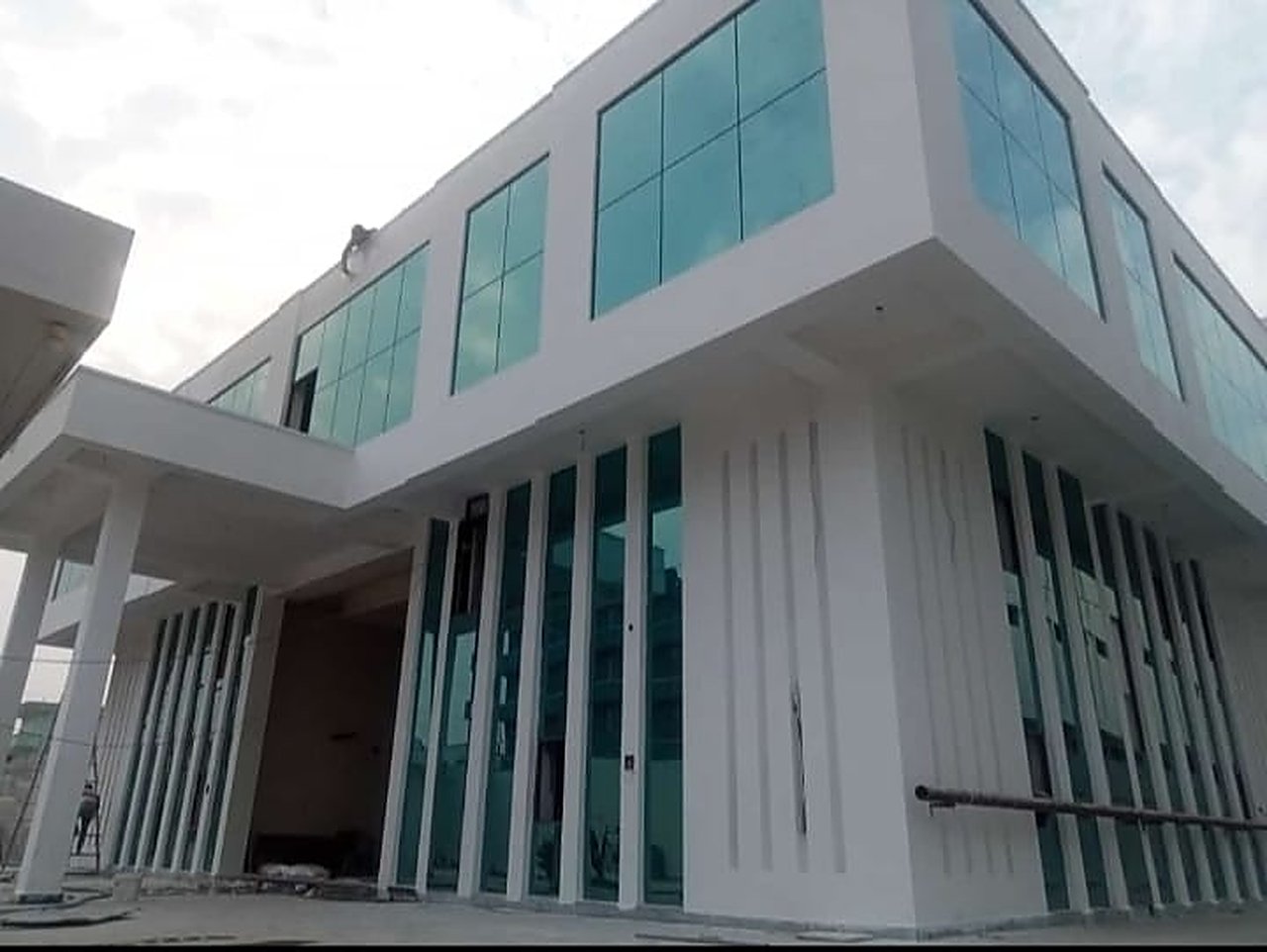 Corner view of green structural glazing and white fins by FC Glass