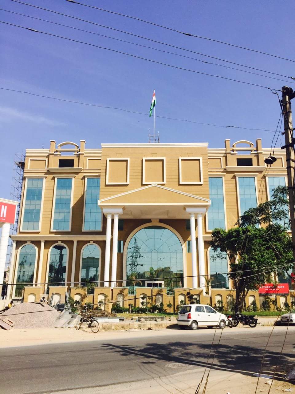 Arched mirrored glazing on the classical facade of a Presidium school campus